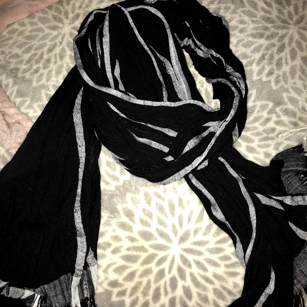 Black and white scarf 😋